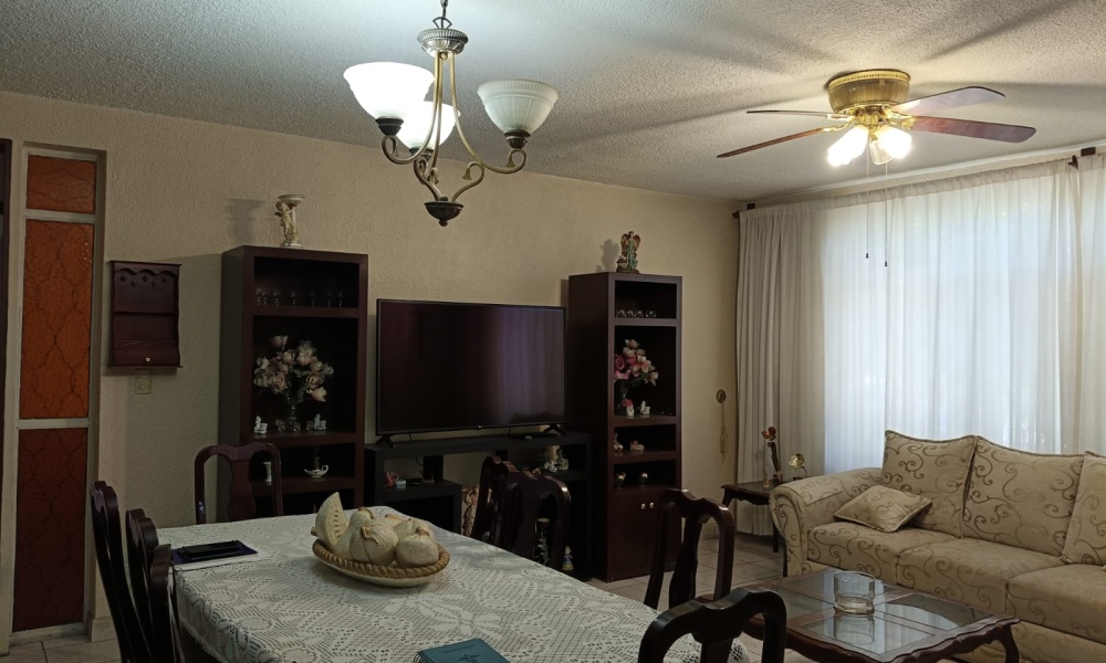 Calle República de Guatemala, Jardines de Santa Elena, Aguascalientes 20238, 8 Bedroom Bedrooms, 2 Room Rooms,4 BathroomBathrooms,Casa,Venta,Calle República de Guatemala,0,1276